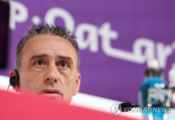 벤투 감독 "황희찬 가나전 출전 어려워" 벤투 감독 "황희찬 가나전 출전 어려워" (알라이얀=연합뉴스) 임헌정 기자 = 2022 카타르 월드컵 조별리그 2차전 가나와 경기를 하루 앞둔 27일(현지시간) 카타르 알라이얀의 카타르 국립 컨벤션센터(QNCC)에 마련된 미디어센터(MMC)에서 파울루 벤투 감독이 공식 기자회견을 하고 있다. 벤투 감독은 이날 기자회견에서 "황희찬은 내일 뛰지 못한다. 김민재는 아직 모른다"고 밝혔다. 2022.11.27 kane@yna.co.kr (끝)