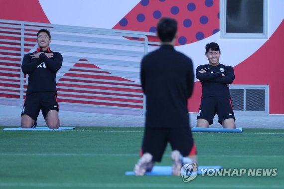 가나전 앞두고 훈련하는 황희찬과 이강인 가나전 앞두고 훈련하는 황희찬과 이강인 (도하=연합뉴스) 김주성 기자 = 2022 카타르 월드컵 대한민국 축구대표팀의 황희찬과 이강인이 26일(현지시간) 카타르 도하 알에글라 훈련장에서 가나와의 조별리그 2차전에 대비해 훈련하고 있다. 2022.11.26 utzza@yna.co.kr (끝)