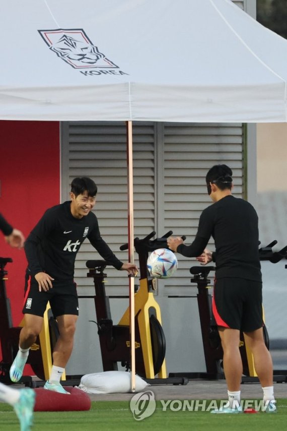한 조로 훈련하는 손흥민과 이강인 한 조로 훈련하는 손흥민과 이강인 (도하=연합뉴스) 김주성 기자 = 2022 카타르 월드컵 대한민국 축구대표팀의 손흥민과 이강인이 26일(현지시간) 카타르 도하 알에글라 훈련장에서 가나와의 조별리그 2차전에 대비해 훈련하고 있다. 2022.11.26 utzza@yna.co.kr (끝)