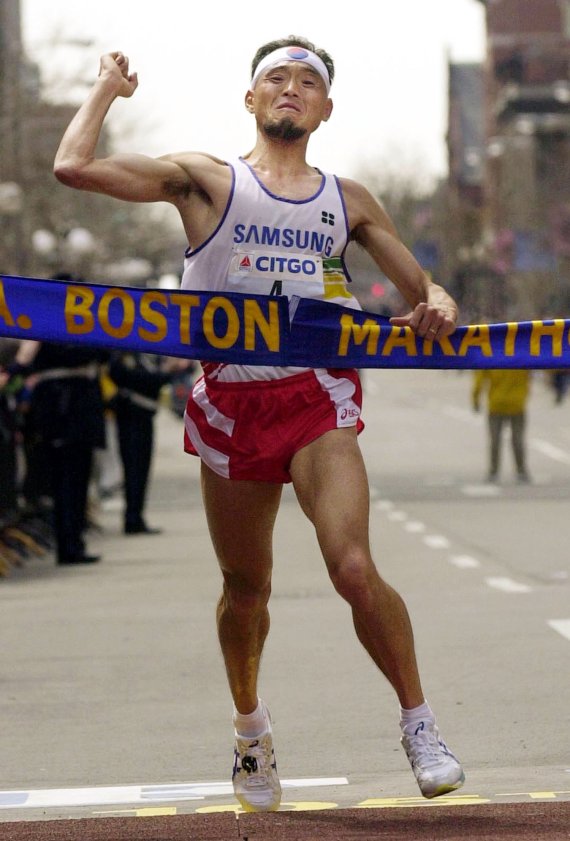 2001 보스턴 마라톤 우승 당시의 이봉주. 사진=대한체육회 제공