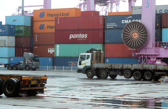 민주노총 공공운수노조 화물연대본부 총파업 닷새째인 28일 인천 연수구 인천신항 컨테이너 터미널이 한산한 모습을 보이고 있다. 뉴스1화상