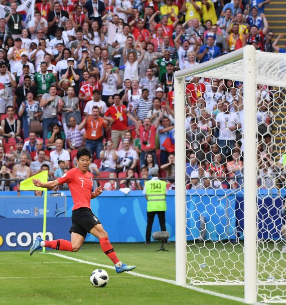 축구대표팀 손흥민이 27일 오후(현지시간) 러시아 카잔 아레나에서 열린 2018 러시아월드컵 F조 최종전 독일과의 경기에서 1-0으로 앞선 후반 추가시간 팀의 두번째 골을 성공시키고 있다. 2018.6.27/뉴스1 ⓒ News1 오대일 기자