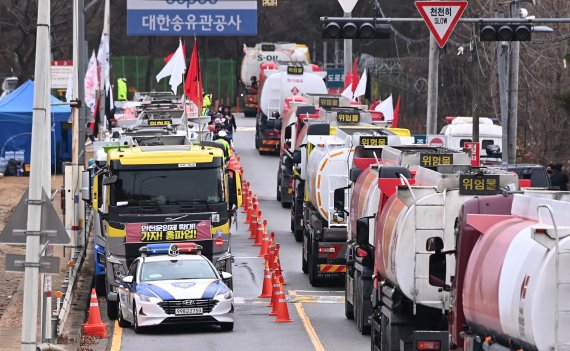 '멈춰서 탱크로리' 민주노총 공공운수노조 화물연대 총파업 닷새째인 28일 경기도 성남시 분당구 대한송유관공사 서울지사 앞 도로에 운행을 멈춘 유조차가 주차돼 있다. /뉴시스