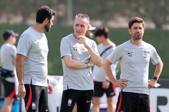 파울루 벤투 대한민국 축구대표팀 감독이 27일 오전(현지시간) 카타르 도하 알에글라 트레이닝센터에서 선수들의 훈련을 지켜보며 코치진과 대화하고 있다. 2022.11.27/뉴스1 ⓒ News1 이광호 기자