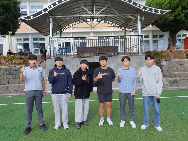 무면허 음주운전 차량에 깔려 있던 친구의 할머니를 어른들과 함께 구한 서귀포중학교 3학년 학생들. 사진 왼쪽부터 김경민·임수현·이다원· 오현석· 이지성· 강권우군.(서귀포중학교 제공)/뉴스1