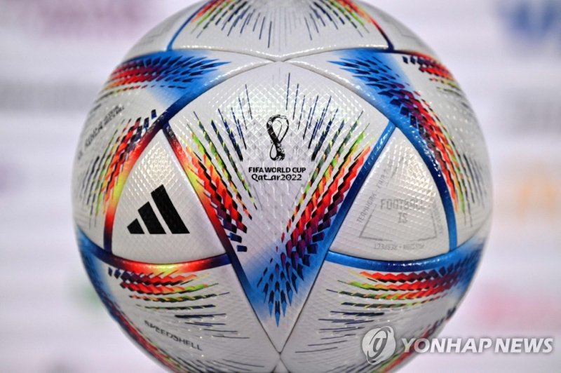 2022년 월드컵 공인구 알 리흘라 Qatar's 2022 World Cup official ball 'al Rihla' is seen during a England's press conference at Al Wakrah SC Stadium in Al Wakrah, south of Doha on November 23, 2022 during the Qatar 2022 World Cup football tournament. (Photo by NELSON ALMEIDA / AFP)