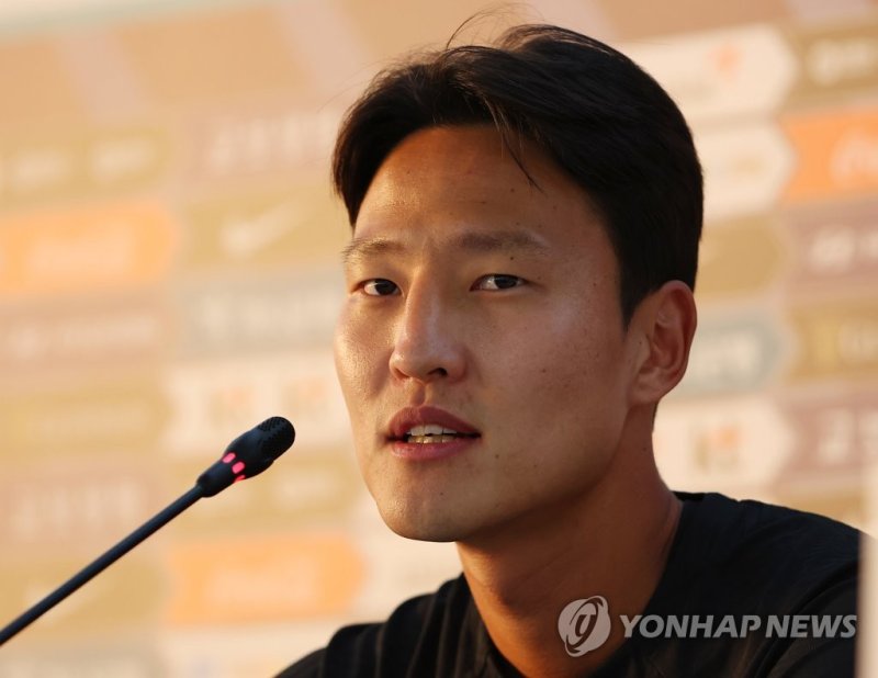 답변하는 권경원 답변하는 권경원 (도하=연합뉴스) 김도훈 기자 = 2022 카타르 월드컵 한국 대표팀 권경원이 21일(현지시간) 카타르 도하 알에글라 훈련장에서 훈련에 앞서 언론 인터뷰를 하고 있다. 2022.11.21 superdoo82@yna.co.kr (끝)