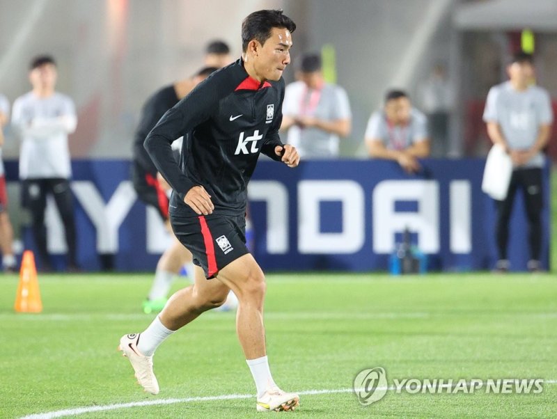 훈련하는 조유민 훈련하는 조유민 (도하=연합뉴스) 김도훈 기자 = 2022 카타르 월드컵 대한민국 축구대표팀 조유민이 월드컵 개막을 사흘 앞둔 17일(현지시간) 카타르 도하 알에글라 훈련장에서 실시된 훈련에서 패스 연습을 하고 있다. 2022.11.18 superdoo82@yna.co.kr (끝)