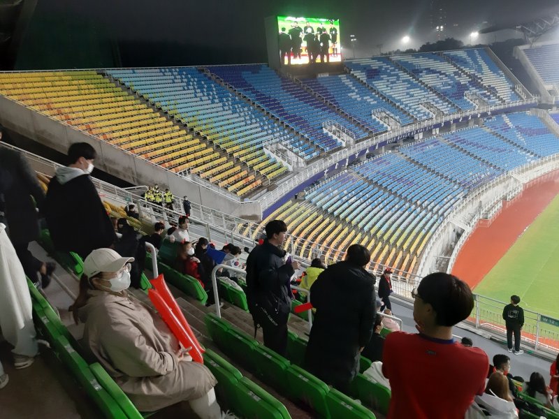 수원월드컵경기장에서 28일 시민들이 대한민국과 가나전 경기에서 대한민국 선수를 응원하고 있다원