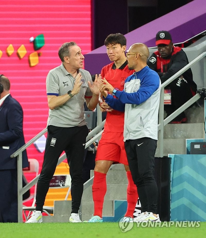 황의조 투입하는 벤투 황의조 투입하는 벤투 (알라이얀=연합뉴스) 김도훈 기자 = 28일 오후(현지시간) 카타르 알라이얀의 에듀케이션 시티 스타디움에서 열린 2022 카타르 월드컵 조별리그 H조 2차전 대한민국과 가나의 경기. 벤투 감독이 황의조를 교체하고 있다. 2022.11.28 superdoo82@yna.co.kr (끝)