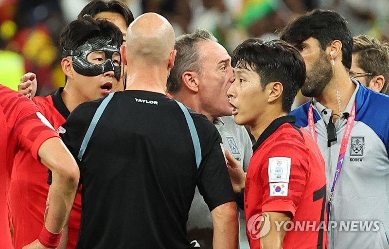 항의하는 벤투 감독, 손흥민, 이강인 항의하는 벤투 감독, 손흥민, 이강인 (알라이얀=연합뉴스) 김도훈 기자 = 28일 오후(현지시간) 카타르 알라이얀의 에듀케이션 시티 스타디움에서 열린 2022 카타르 월드컵 조별리그 H조 2차전 대한민국과 가나의 경기가 끝난 손흥민, 벤투 감독, 이강인이 심판 판정에 항의하고 있다. 2022.11.29 superdoo82@yna.co.kr (끝)