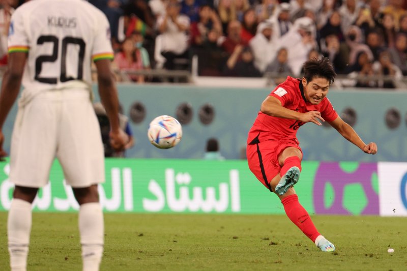 28일 오후(현지시간) 카타르 알라이얀 에듀케이션 시티 스타디움에서 열린 2022 카타르 월드컵 조별리그 H조 2차전 대한민국과 가나의 경기에서 대한민국 이강인이 프리킥을 시도 하고 있다. 2022.11.28/뉴스1 ⓒ News1 이광호 기자