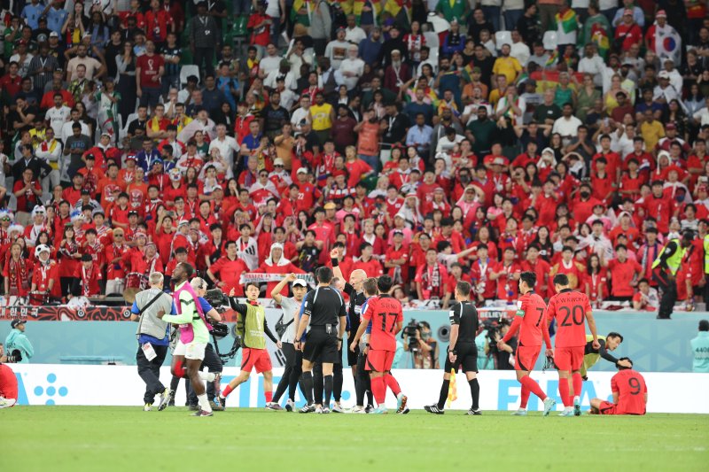 28일 오후(현지시간) 카타르 알라이얀 에듀케이션 시티 스타디움에서 열린 2022 카타르 월드컵 조별리그 H조 2차전 대한민국과 가나의 경기에서 벤투 감독과 손흥민, 이강인 등이 마지막 코너킥 상황에 종료 휘슬을 분 앤서니 테일러 주심에게 항의하고 있다. 2022.11.28/뉴스1 ⓒ News1 이동해 기자