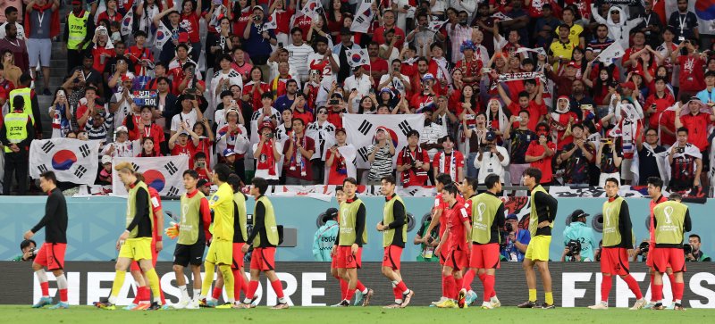 28일 오후(현지시간) 카타르 알라이얀 에듀케이션 시티 스타디움에서 열린 2022 카타르 월드컵 조별리그 H조 2차전 대한민국과 가나의 경기에서 붉은악마들이 선수들을 향해 박수를 보내고 있다. 뉴스1