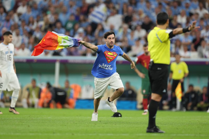 무지개 깃발 든 남성 경기장 난입. 연합뉴스