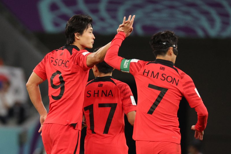 28일 오후(현지시간) 카타르 알라이얀 에듀케이션 시티 스타디움에서 열린 2022 카타르 월드컵 조별리그 H조 2차전 대한민국과 가나의 경기에서 대한민국 조규성이 추격골을 성공시킨뒤 손흥민과 하이파이브를 하고 있다. 2022.11.29/뉴스1 ⓒ News1 이광호 기자