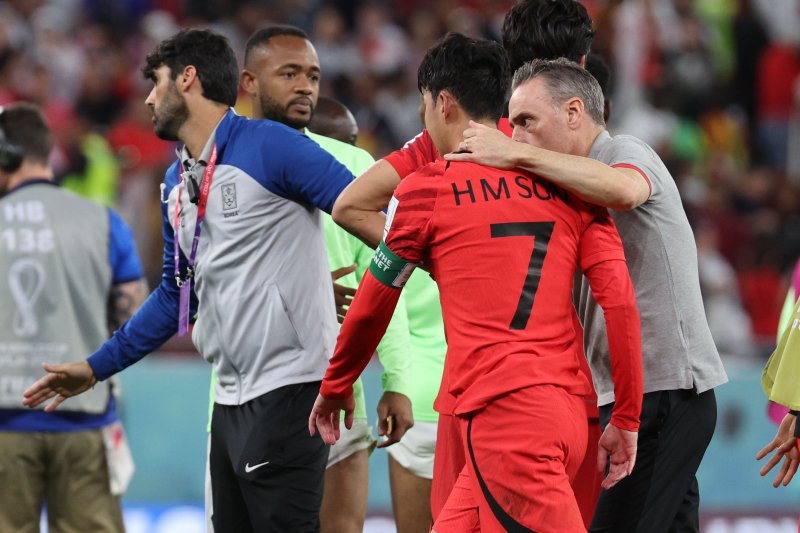 28일 오후(현지시간) 카타르 알라이얀 에듀케이션 시티 스타디움에서 열린 2022 카타르 월드컵 조별리그 H조 2차전 대한민국과 가나의 경기에서 2대 3으로 경기를 패한 대한민국 손흥민을 벤투 감독이 위로하고 있다. 2022.11.29/뉴스1 ⓒ News1 이광호 기자