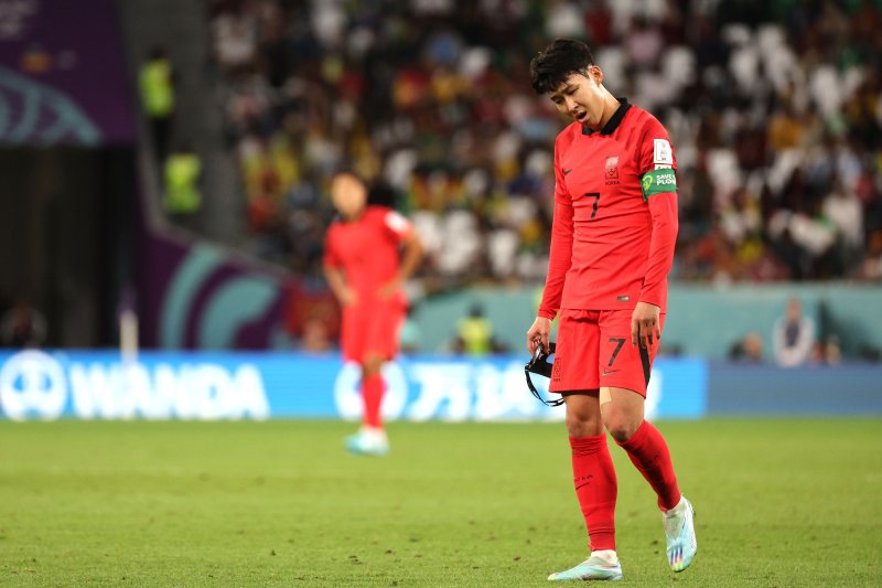 28일 오후(현지시간) 카타르 알라이얀 에듀케이션 시티 스타디움에서 열린 2022 카타르 월드컵 조별리그 H조 2차전 대한민국과 가나의 경기 후반, 손흥민이 마스크를 벗고 고개를 갸우뚱 거리고 있다. 2022.11.29/뉴스1 ⓒ News1 이광호 기자