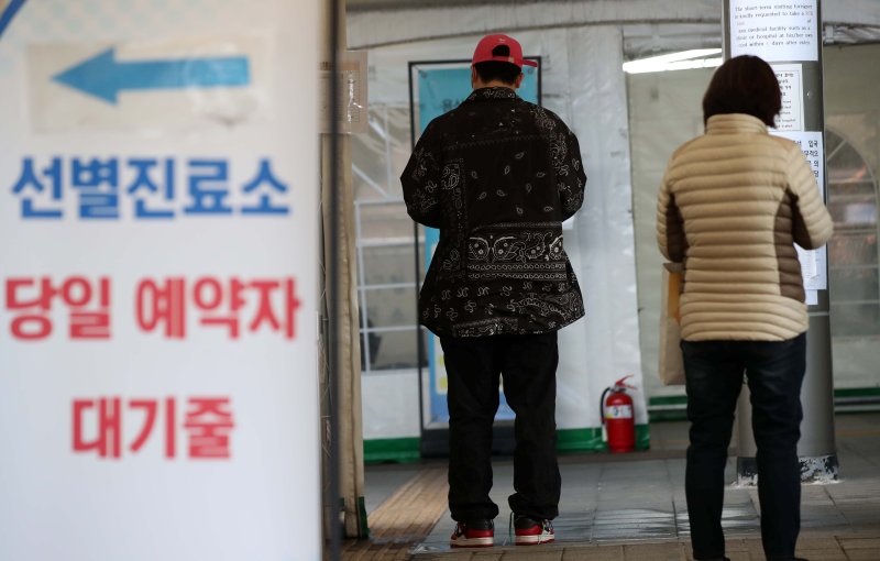 지난 28일 서울 용산구보건소 선별진료소에서 시민들이 코로나19 검사를 받기 위해 줄을 서고 있다. 뉴시스 제공