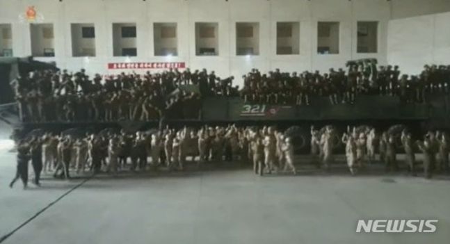 북한의 대륙간탄도미사일(ICBM) '화성-17형'의 이동식발사차량(TEL) 위에 올라가 기념촬영을 하던 북한 군인 여러 명이 추락하는 사고가 났다. 출처=조선중앙TV 캡처, 뉴시스