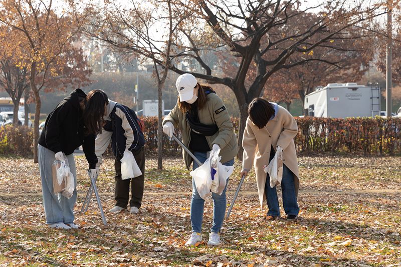 한강서 쓰레기 줍기 나선 착한 기업?