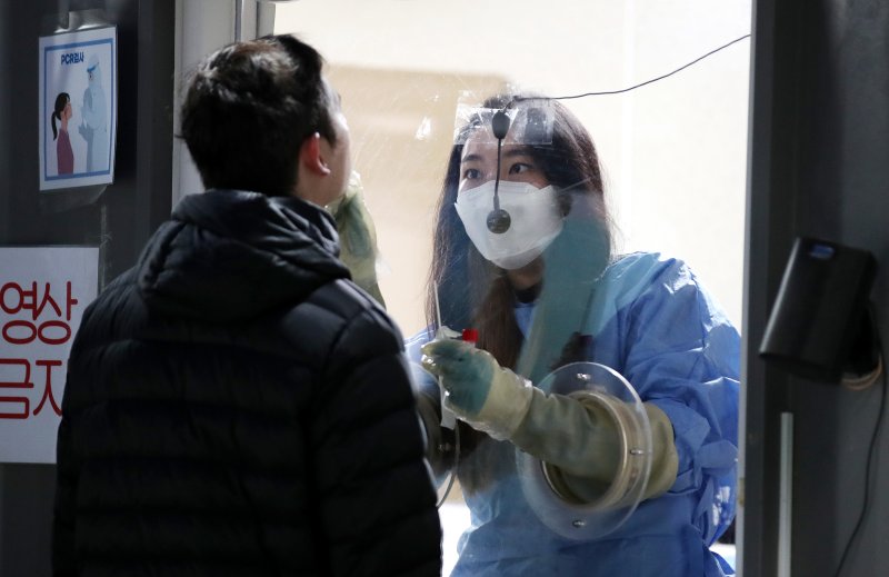 서울 용산구보건소 코로나19 선별진료소를 찾은 시민이 PCR 검사를 받고 있다. 뉴스1 제공.