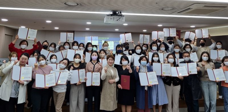 대구과학대가 우수 교수학습지원센터에 선정됐다. 대구과학대 교수학습지원센터에서 지난 10월 학생들의 리더십 향상을 위해 시행한 학생성공 아카데미 'TSU 학생성공 리더스' 프로그램 참여 학생들이 자격증서 수료 후 단체 기념촬영을 하고 있다. 사진=대구과학대 제공