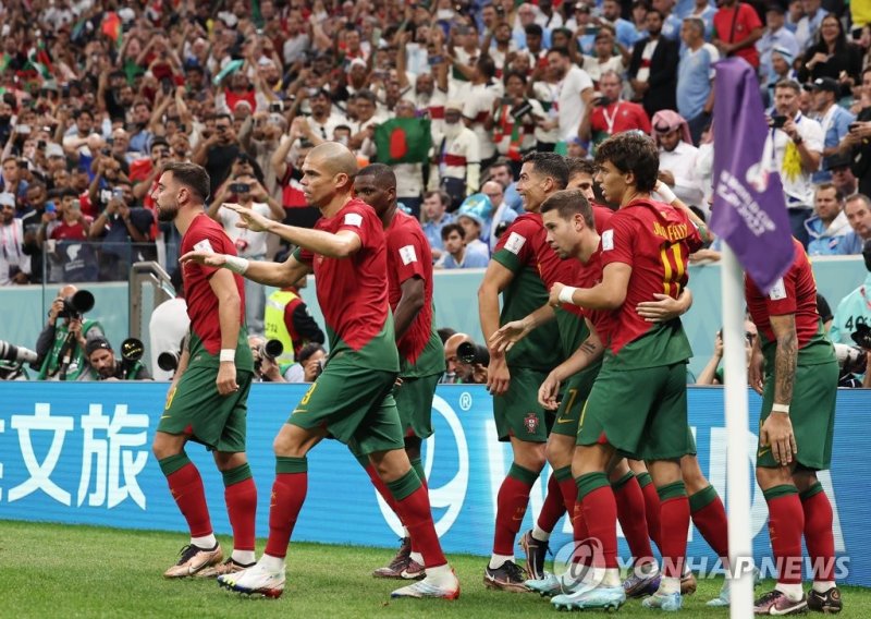 페르난데스 골에 기뻐하는 호날두 (루사일=연합뉴스) 임헌정 기자 = 28일 오후(현지시간) 카타르 루사일 스타디움에서 열린 2022 카타르 월드컵 조별리그 H조 2차전 포르투갈 대 우루과이 경기. 포르투갈 호날두가 페르난데스(왼쪽)의 첫 득점 때 동료들과 기쁨을 나누고 있다. 2022.11.29 kane@yna.co.kr (끝)