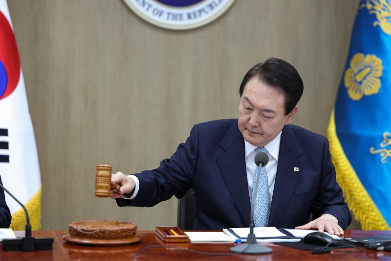 국무회의 개회선언하는 윤석열 대통령 (서울=연합뉴스) 안정원 기자 = 윤석열 대통령이 화물연대 집단운송거부 사태 관련 업무개시명령을 심의하기 위해 29일 서울 용산 대통령실 청사에서 열린 국무회의에 참석, 개회 선언을 하고 있다. 2022.11.29 [대통령실제공.재판매 및 DB금지] jeong@yna.co.kr (끝)