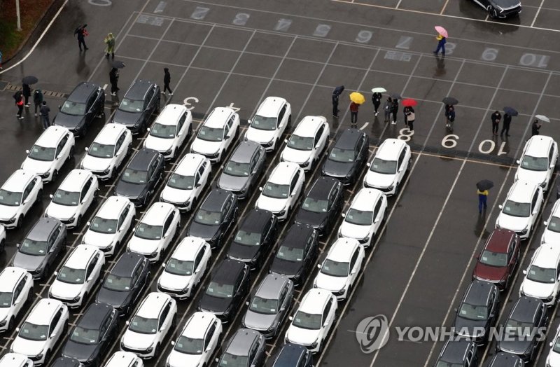 '완성차 운송 인력 투입' 기아 오토랜드 광주2공장 '완성차 운송 인력 투입' 기아 오토랜드 광주2공장 (광주=연합뉴스) 조남수 기자 = 화물연대 총파업 엿새째인 29일 오전 광주 서구 기아 오토랜드 광주2공장에서 완성차를 운송하려는 인력이 이동하고 있다. 완성차를 옮기는 카캐리어 운송이 화물연대 파업으로 멈춰서면서 기아 측은 대체인력을 고용해 개별 운송하고 있다. 2022.11.29 iso64@yna.co.kr (끝)