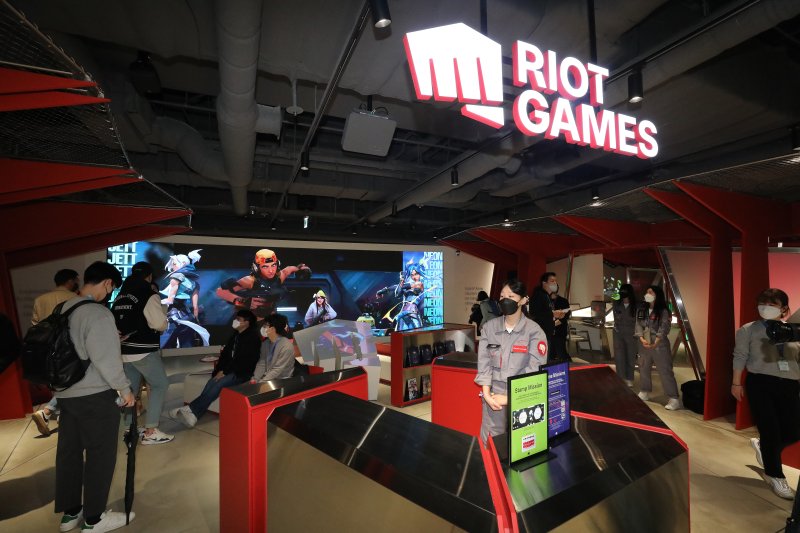 29일 오전 인천공항 제1여객터미널 에어사이드 내 '라이엇 아케이드 ICN'에서 열린 여객체험공간 오픈행사에서 참석자들이 아케이드 내부를 체험하고 있다. '라이엇 아케이드 ICN'은 인천국제공항 제1여객터미널 내 면세구역 29번 게이트 옆에 위치하고 있으며, 오전 11시부터 오후 9시까지 운영된다. 2022.11.29/뉴스1 ⓒ News1 임세영 기자