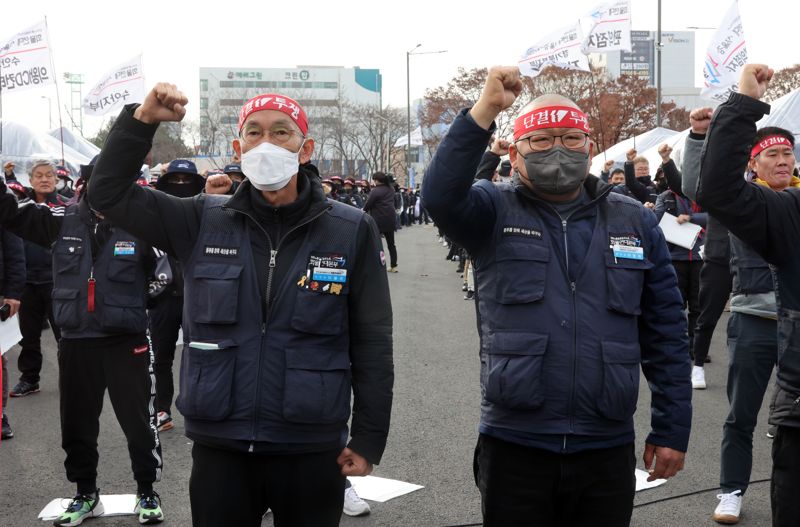 정부가 민주노총 공공운수노조 화물연대본부 총파업에 대해 업무개시명령을 발동한 29일 경기 의왕시 내륙컨테이너기지(ICD)에서 화물연대 서울경기지역본부 조합원들이 결의대회를 열고 명령 발동을 규탄하는 구호를 외치고 있다. 사진=박범준 기자