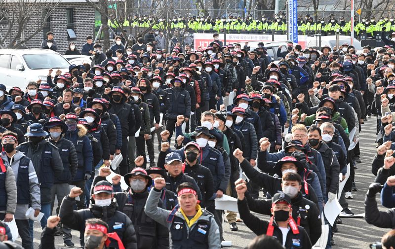 정부가 민주노총 공공운수노조 화물연대본부 총파업에 대해 업무개시명령을 발동한 29일 경기 의왕시 내륙컨테이너기지(ICD)에서 화물연대 서울경기지역본부 조합원들이 결의대회를 열고 명령 발동을 규탄하는 구호를 외치고 있다. 사진=박범준 기자