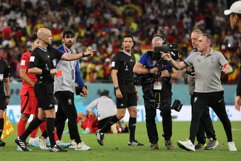 28일 오후(현지시간) 카타르 알라이얀 에듀케이션 시티 스타디움에서 열린 2022 카타르 월드컵 조별리그 H조 2차전 대한민국과 가나의 경기, 마지막 코너킥 상황에 종료 휘슬을 분 앤서니 테일러 주심에게 벤투 감독이 강력히 항의하자 레드카트를 꺼내고 있다. 2022.11.28/뉴스1 ⓒ News1 이광호 기자