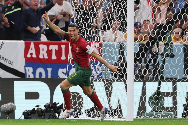 28일 오후(현지시간) 카타르 루사일 스타디움에서 열린 2022 카타르 월드컵 조별리그 H조 2차전 포르투갈과 우루과이의 경기에서 포르투갈 호날두가 브루노 페르난데스의 득점에 환호 하고 있다. 2022.11.29/뉴스1 ⓒ News1 이광호 기자