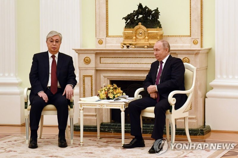 블라디미르 푸틴 러시아 대통령이 카심-조마르트 토카예프 카자흐스탄 대통령과 회담을 나누고 있다. 사진=연합뉴스