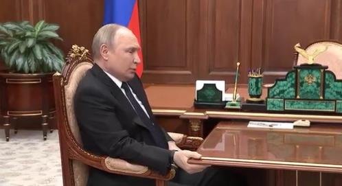 공식 행사에서 책상 모서리를 잡고 있는 푸틴 대통령. 사진=연합뉴스(트위터 캡처)
