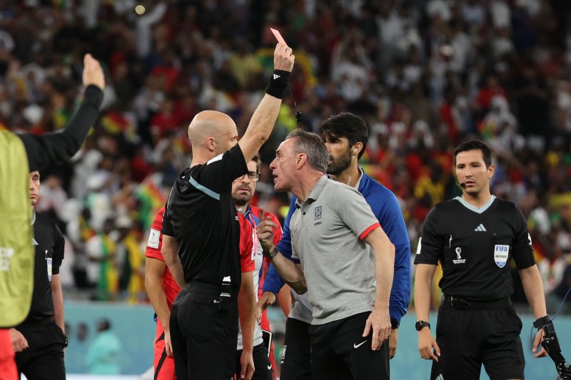 28일 오후(현지시간) 카타르 알라이얀 에듀케이션 시티 스타디움에서 열린 2022 카타르 월드컵 조별리그 H조 2차전 대한민국과 가나의 경기, 마지막 코너킥 상황에 종료 휘슬을 분 앤서니 테일러 주심에게 벤투 감독이 강력히 항의하자 레드카트를 꺼내고 있다. 2022.11.28/뉴스1 ⓒ News1 이광호 기자