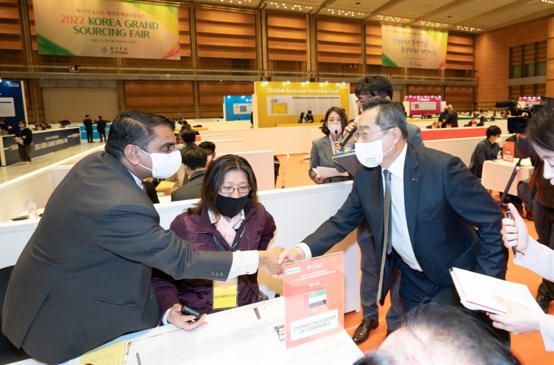 구자열 한국무역협회 회장(오른쪽 첫번째)이 29일 서울 삼성동 코엑스에서 열린 KITA 해외마케팅종합대전에 참석해 아랍에미레이트(UAE)의 에너지 솔루션 기업 대표와 인사를 나누고 있다. 무협 제공
