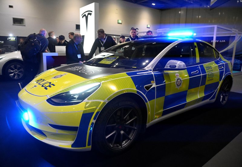 지난달 29일(현지시간) 영국 런던에서 열린 런던 전기차 쇼에서 경찰용 차량으로 제작된 테슬라3가 전시되고 있다.로이터뉴스1