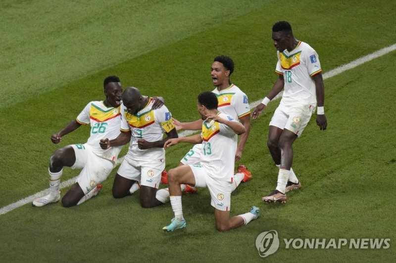 쿨리발리와 세네갈 동료 Senegal's Kalidou Koulibaly, middle, celebrates after scoring during the World Cup group A soccer match between Ecuador and Senegal, at the Khalifa International Stadium in Doha, Qatar, Tuesday, Nov. 29, 2022. (AP Photo/Aijaz Rahi)