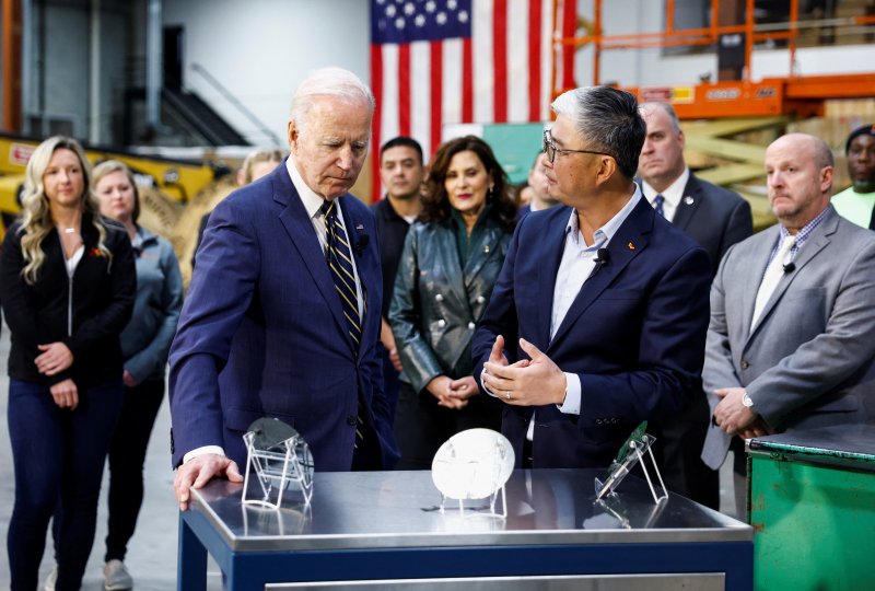 조 바이든 미국 대통령(왼쪽)이 20일(현지시간) 미국 미시간주 베이시티의 SK실트론CSS 공장을 방문해 반도체 웨이퍼를 살펴보고 있다.로이터연합뉴스