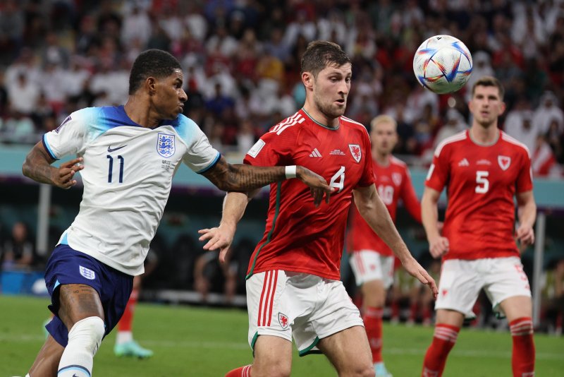 29일 오후(현지시간) 카타르 알라이얀 아흐메드 빈 알리 스타디움에서 열린 2022 카타르 월드컵 조별리그 B조 3차전 잉글랜드와 웨일스의 경기에서 잉글랜드 마커스 래쉬포드와 웨일스 벤 데이비스가 볼다툼을 하고 있다. 2022.11.30/뉴스1 ⓒ News1 이광호 기자