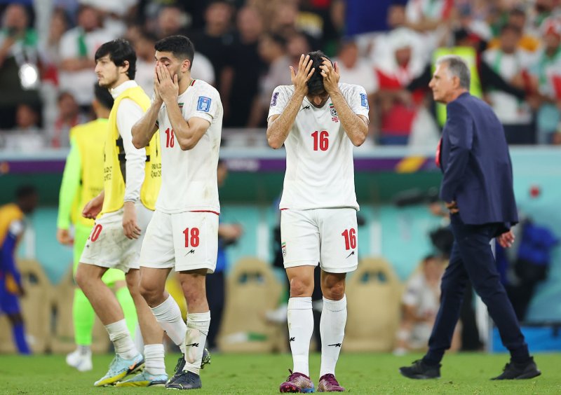 이란, 미국에 0-1로 패하며 16강 진출 좌절 (도하=연합뉴스) 김도훈 기자 = 29일 오후(현지시간) 카타르 도하 앗수마마 스타디움에서 열린 2022 카타르 월드컵 B조 조별리그 3차전 이란과 미국의 경기에서 0-1로 패해 16강 진출에 실패한 이란 선수들이 아쉬워하고 있다. 2022.11.30 superdoo82@yna.co.kr (끝)