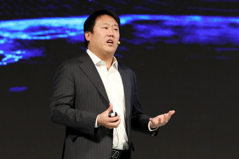 신현성 테라 대표가 24일 서울 용산구 드래곤시티에서 열린 머니투데이방송(MTN)·체이너스 공동주최 '2019 블록체인융합서밋:체인플러스(BCS:Chain+)' 에서 '블록체인에서 재정의된 결제 경험'에 대해 강연하고 있다.2019.1.24/뉴스1 ⓒ News1 이광호 기자