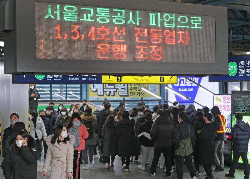 30일 서울 지하철 2호선 신도림역 승강장에 파업으로 인한 열차 지연을 알리는 안내문이 나오고 있다. /사진=박범준 기자