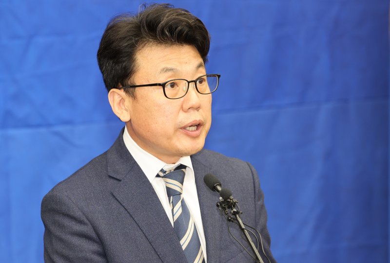 '진성준 당원 매수 스폰서' 건설업자 구속