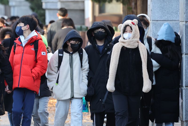 날씨가 급격히 추워져 11월 하순에 이례적으로 한파경보가 내려진 11월30일 서울 영등포구의 한 초등학교 앞에서 두꺼운 옷을 입은 초등학생들이 등교하고 있다. 기상청은 이번 강추위는 금요일 아침까지 이어지겠다고 예보했다. /사진=김범석 기자