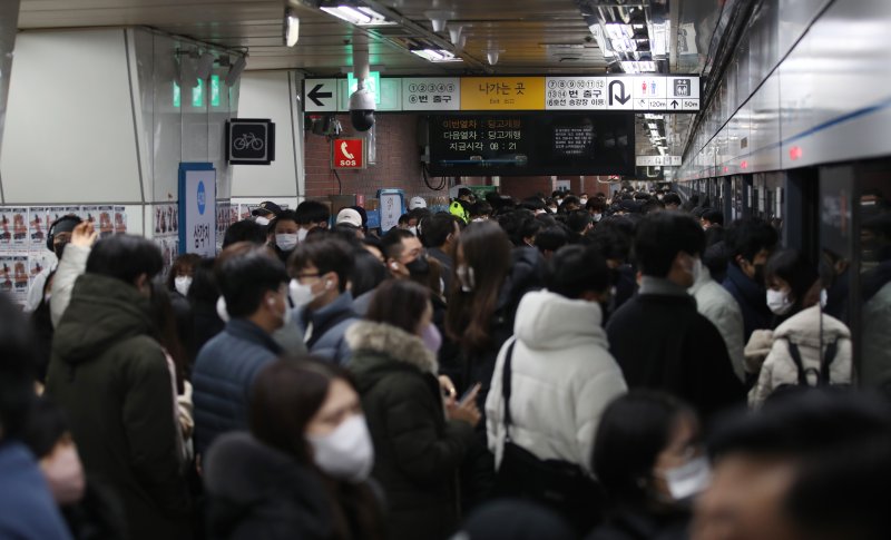 30일 서울교통공사 노동조합이 파업에 들어가면서 퇴근길 혼란이 불가피해졌다. 이날 서울 용산구 삼각지역 4호선이 지하철을 타고 내리는 시민들로 혼잡한 모습을 보이고 있다. 사진=뉴시스