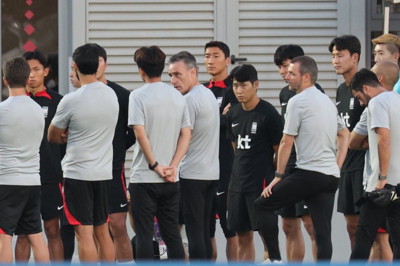 파울루 벤투 감독이 이끄는 손흥민 등 대한민국 축구대표팀 선수들이 29일 오후(현지시간) 카타르 도하 알에글라 트레이닝센터에서 훈련을 하고 있다. 2022.11.29/뉴스1 ⓒ News1 이광호 기자